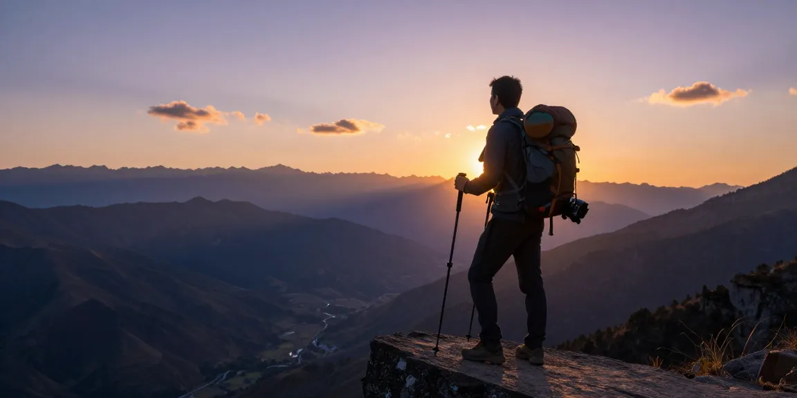 Natunatoto dalam petualangan pendakian gunung yang dramatis saat matahari terbenam.